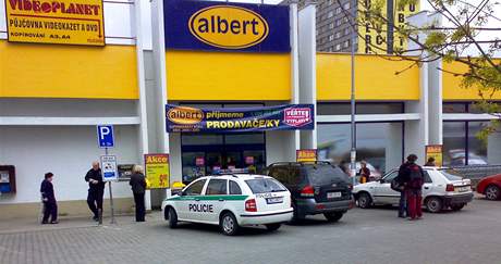 Policista zaparkoval na stání pro invalidy u supermarketu v Brn-Lesné