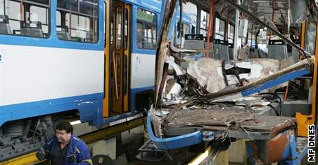Drání inspektoi a policejní vyetovatelé prohlíeli v depu vraky tramvají, které se 11.4. 2008 eln srazily