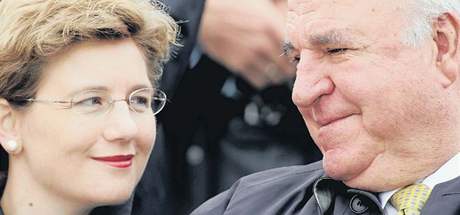Bývalý nmecký kanclé Helmut Kohl se svou partnerkou Maike Richterovou, ji si bude brát, na snímku z roku 2005.
