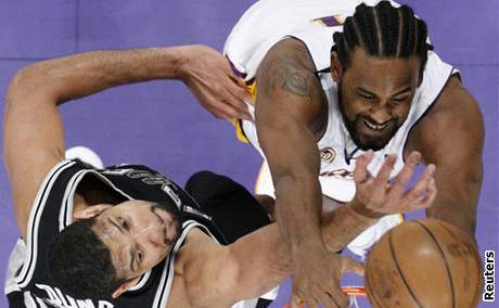 Turiaf z Los Angeles Lakers (vpravo) bojuje s Duncanem ze San Antonia.