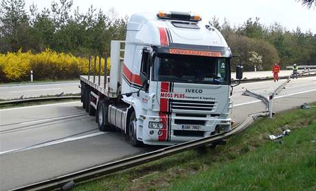 Nehoda kamionu jedoucího do Prahy zablokovala dálnici ve smru na Brno.