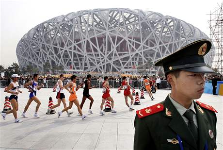 Chodecké závody ped olympijským stadionem v Pekingu