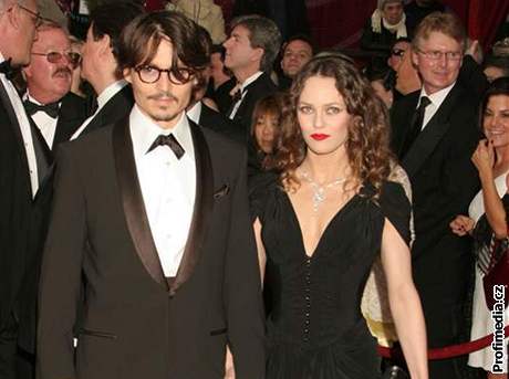 Johnny Depp a partnerka Vannessa Paradisová na pedávání filmových cen Oscar