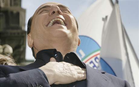 Silvio Berlusconi na pedvolebním mítinku v Milán.