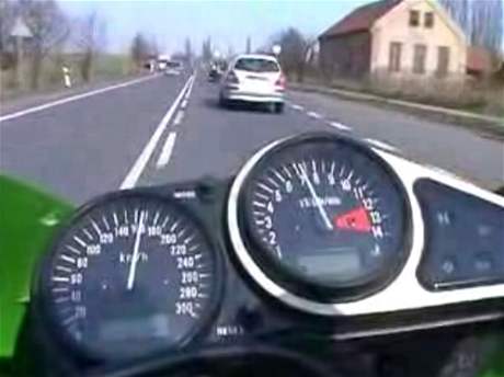 Na motorce po esk silnici 300 km/h.