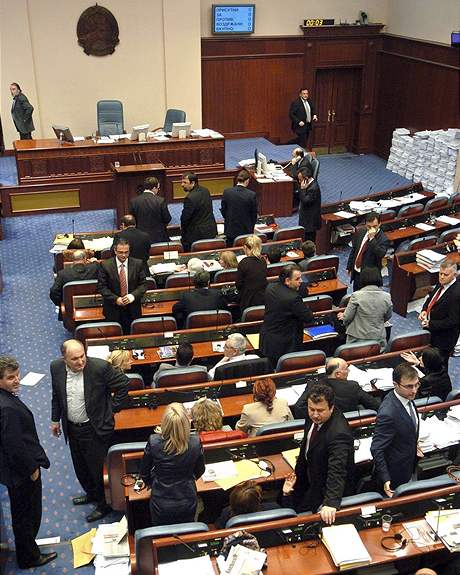 Makedonský parlament odhlasoval své rozputní