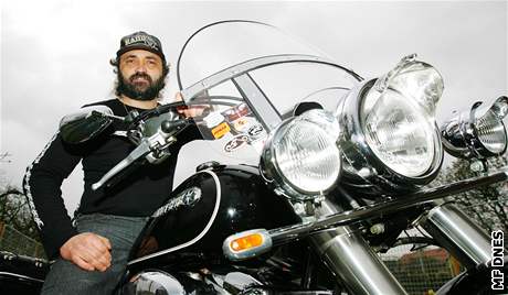 Akcí pro motocyklisty pibývá. V Pardubicích se o víkendu konala výstava motorek i spanilá jízda motorká.