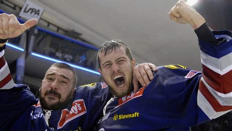 Jozef Kováčik (vlevo) a Juraj Gráčik, hokejisté Slovanu Bratislava, se radují z vítězství v rozhodujícím finále a tím i zisku mistrovského titulu.