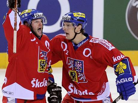 etí hokejisté Josef Straka (vlevo) a Luká Zíb oslavují gól v utkání proti védsku.