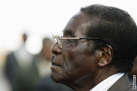 V ele Zimbabwe stojí kontroverzní prezident Robert Mugabe.