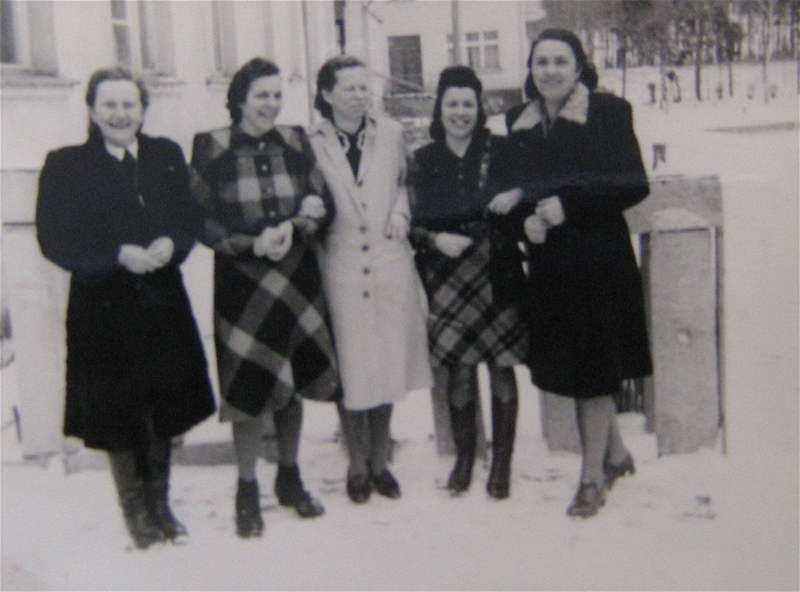 Rena Krásná (první zleva) s kolegynmi