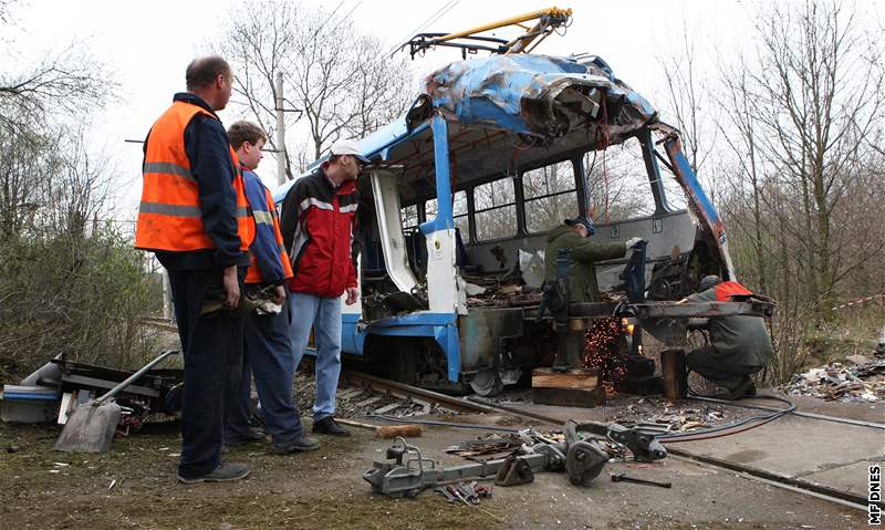 Pracovníci Dopravního podniku Ostrava likvidují vrak havarované tramvaje. (12....