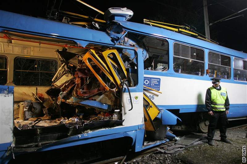 Pohled na tramvaj, kde 11. dubna 2008 umírali lidé. Snímek poízený nkolik...