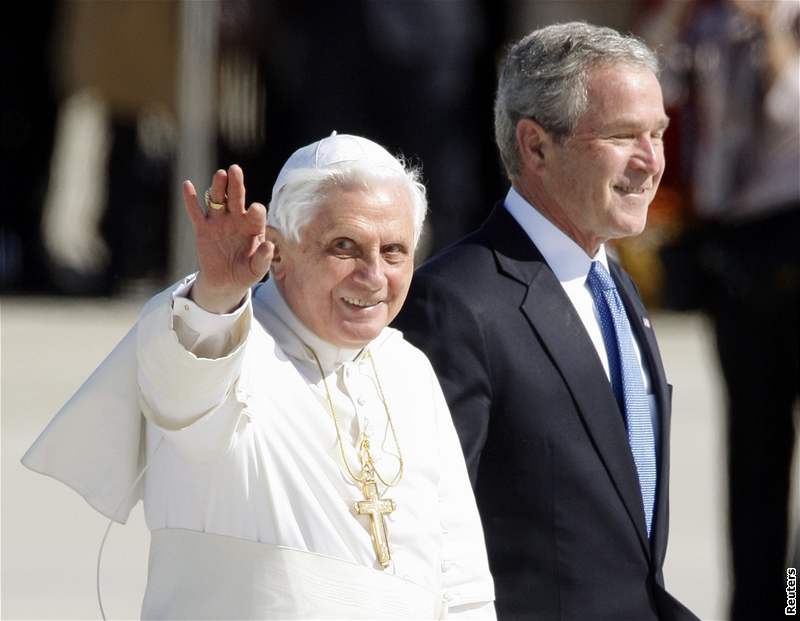 Pape Benedikt XVI. piletl do USA, na letiti ho pivítal prezident George Bush 