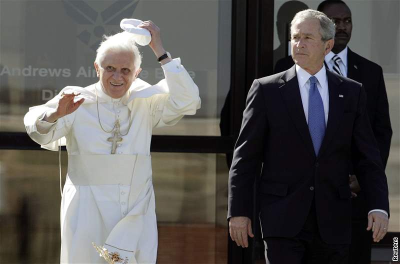 Pape Benedikt XVI. piletl do USA, na letiti ho pivítal prezident George Bush 