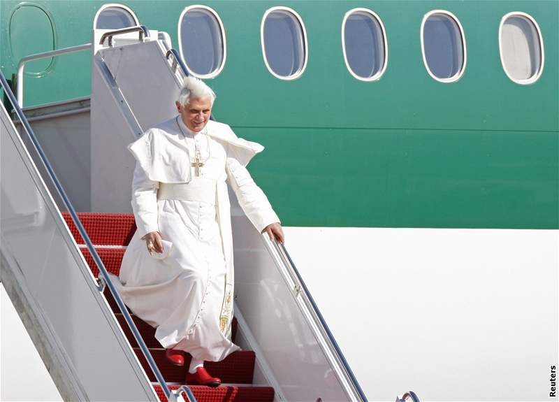 Pape Benedikt XVI. piletl do USA, na letiti ho pivítal prezident George Bush 