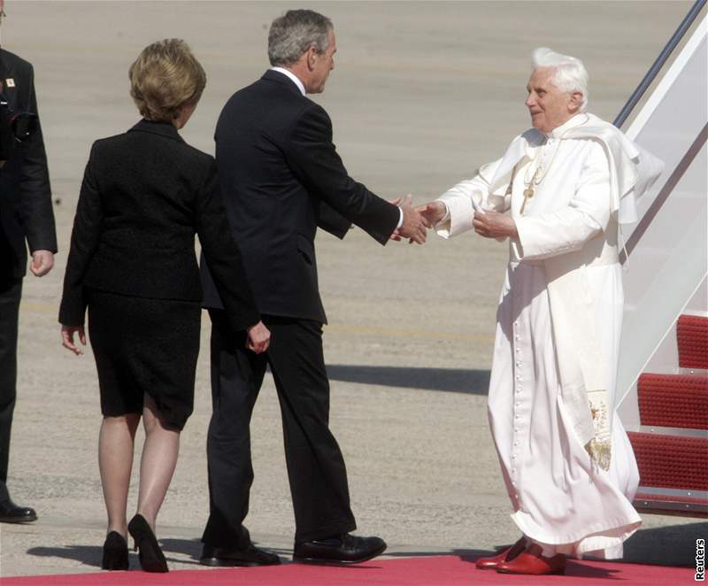 Pape Benedikt XVI. piletl do USA, na letiti ho pivítal prezident George Bush s manelkou Laurou