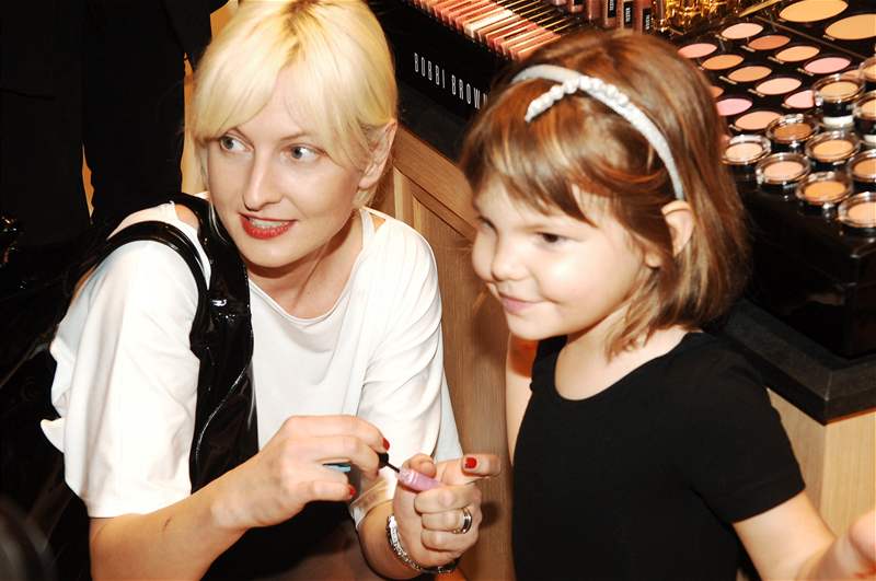 Bára Nesvadbová s dcerou Bibianou na otevení parfumerie Douglas
