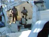Ozbrojení somálští piráti na palubě luxusní francouzské jachty, kterou unesli