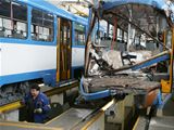 Drn inspektoi a policejn vyetovatel prohleli v depu vraky tramvaj, kter se 11.4. 2008 eln srazily