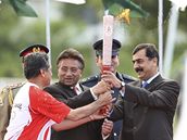 Pákistánský prezident Muaraf a premiér Gílání s olympijskou pochodní (16. dubna 2008)
