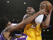 Mikki Moore ze Sacramenta (vlevo) fauluje Kobeho Bryanta z LA Lakers.