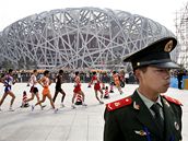 Chodecké závody ped olympijským stadionem v Pekingu