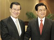 Tchajwanský vice-prezident Vincent Siao (vlevo) si potásá rukou s ínským prezidentem Chu in-tchaem.