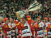 Michal Vondrka drí nad hlavou pohár pro hokejové mistry. Titul vybojovala Slavia