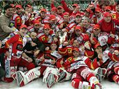 Hokejisté Slavie pózují s pohárem pro extraligové mistry