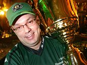 Karlovarský manaer Miroslav Vank s pohárem pro vicemistry hokejové extraligy