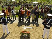 Studenti Virginia Tech a dalí studenti pi stedením vzpomínkovém mítinku na památku zavradných