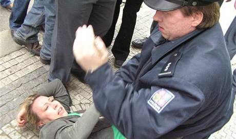 Jacques se dostala do potyky s policistou pi prvomájovém protestu proti extremismu