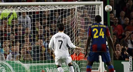 Cristiano Ronaldo z Manchesteru United práv zahodil penaltu. Pihlíí barcelonský Yaya Toure.