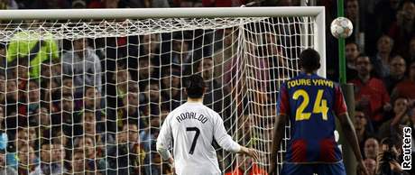 Cristiano Ronaldo z Manchesteru United práv zahodil penaltu. Pihlíí barcelonský Yaya Toure.