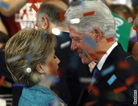 Hillary Clintonová se svým manelem po vyhláení výsledk primárek v Pensylvánii