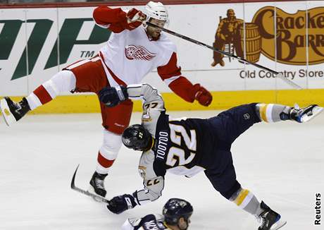 Nashville - Detroit: Tootoo (vpravo), Stuart