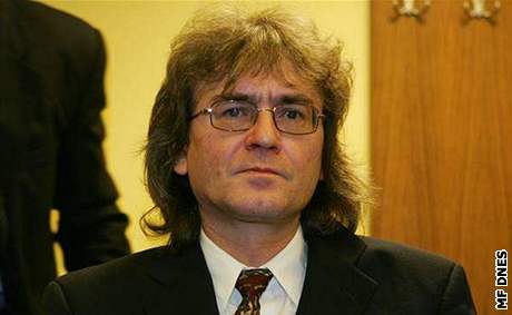 Bohumil Kulínský u soudu v Hradci Králové (29. 10. 2007)