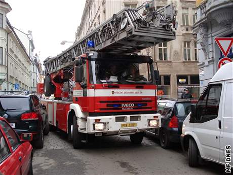 REPORTÁŽ: Dvanáctimetrový hasičský vůz projíždí městem - iDNES.cz