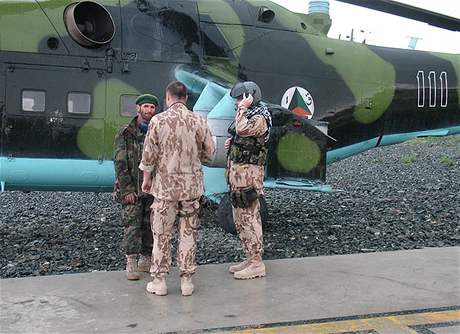 etí letci radí Afgháncm, jak drovat vrtulníky