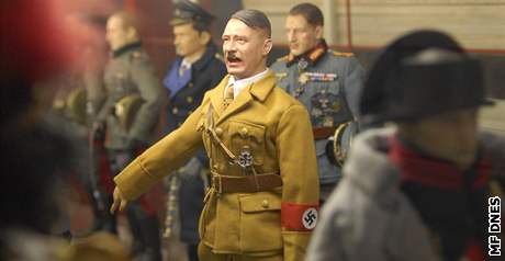 Figurínu Hitlera a písluník SS naleznete i v obchodním dom v centru Brna.