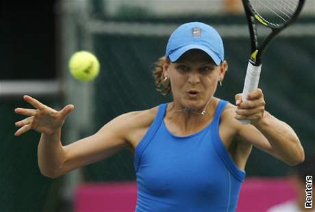 eská tenistka Lucie afáová v souboji s Izraelkou Obzilerovou.