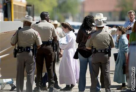 Policie odváí údajn zneuívané dívky z rane mormonské sekty