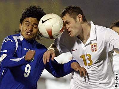 Srbský fotbalista Djordje Tutoric (v pravo) bojuje o mí v hlavikovém souboji s Muratem Suyumagambetovem z Kazachstánu.