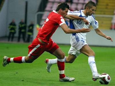 Stanislav esták ze slovenské reprezentace a Joseph Christopher Ledley (vlevo) z Walesu v kvalifikaním utkání.