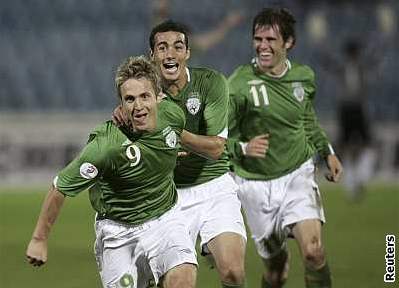 Irský fotbalista Doyle se raduje z gólu