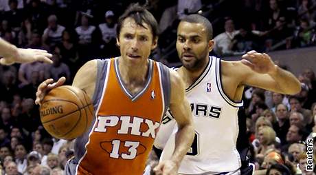 San Antonio - Phoenix: Nash (vlevo) a Parker