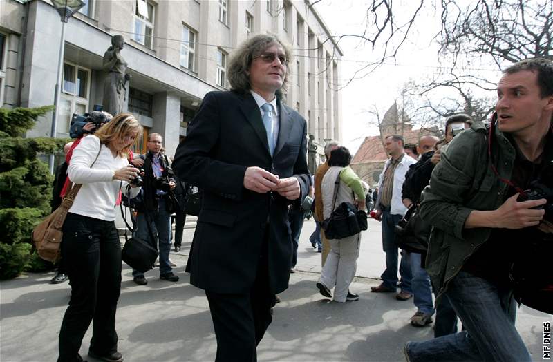 Bohumil Kulínský  u soudu v Hradci Králové (23.4.2008)