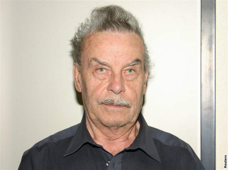 Josef Fritzl drel svoji dceru ve sklep 24 let.