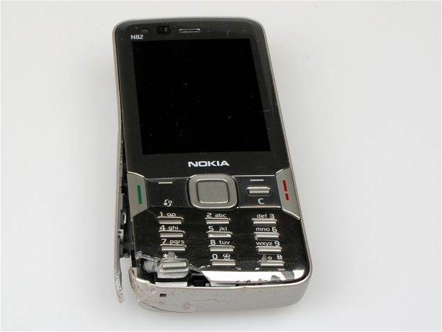 Nokia N82 po pádu z 5. patra